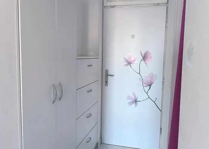 Cute Studio-great Location Apartment *